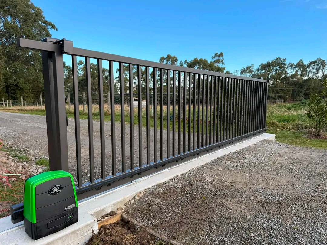 Automatic gate automation system at a property entrance